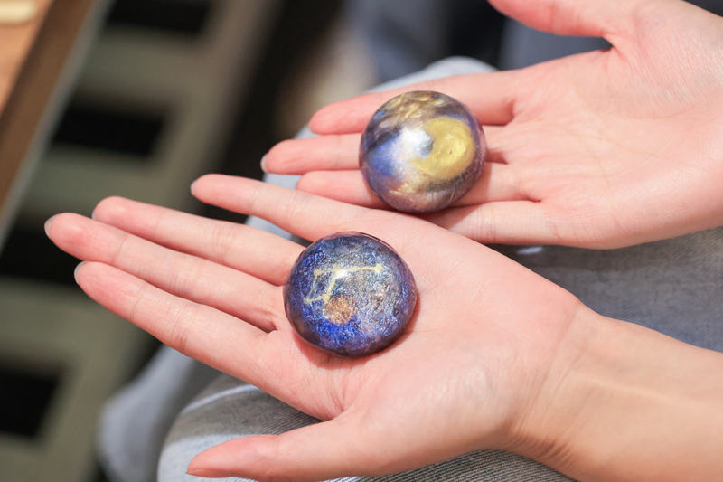花蓮縣政府推動天文旅遊，並以「皂訪．星河」活動邀學員完成花蓮限定、獨一無二的星空寶石皂。(圖：中央社)