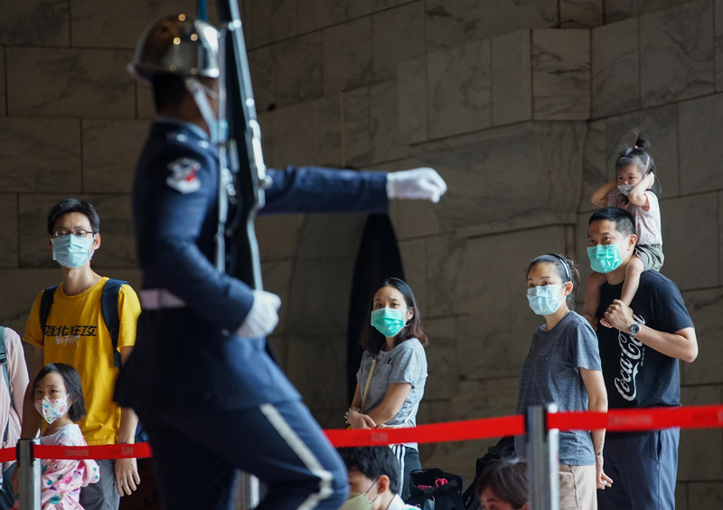 中正紀念堂三軍儀隊交接儀式吸引許多民眾觀賞。(資料照片/中央社)