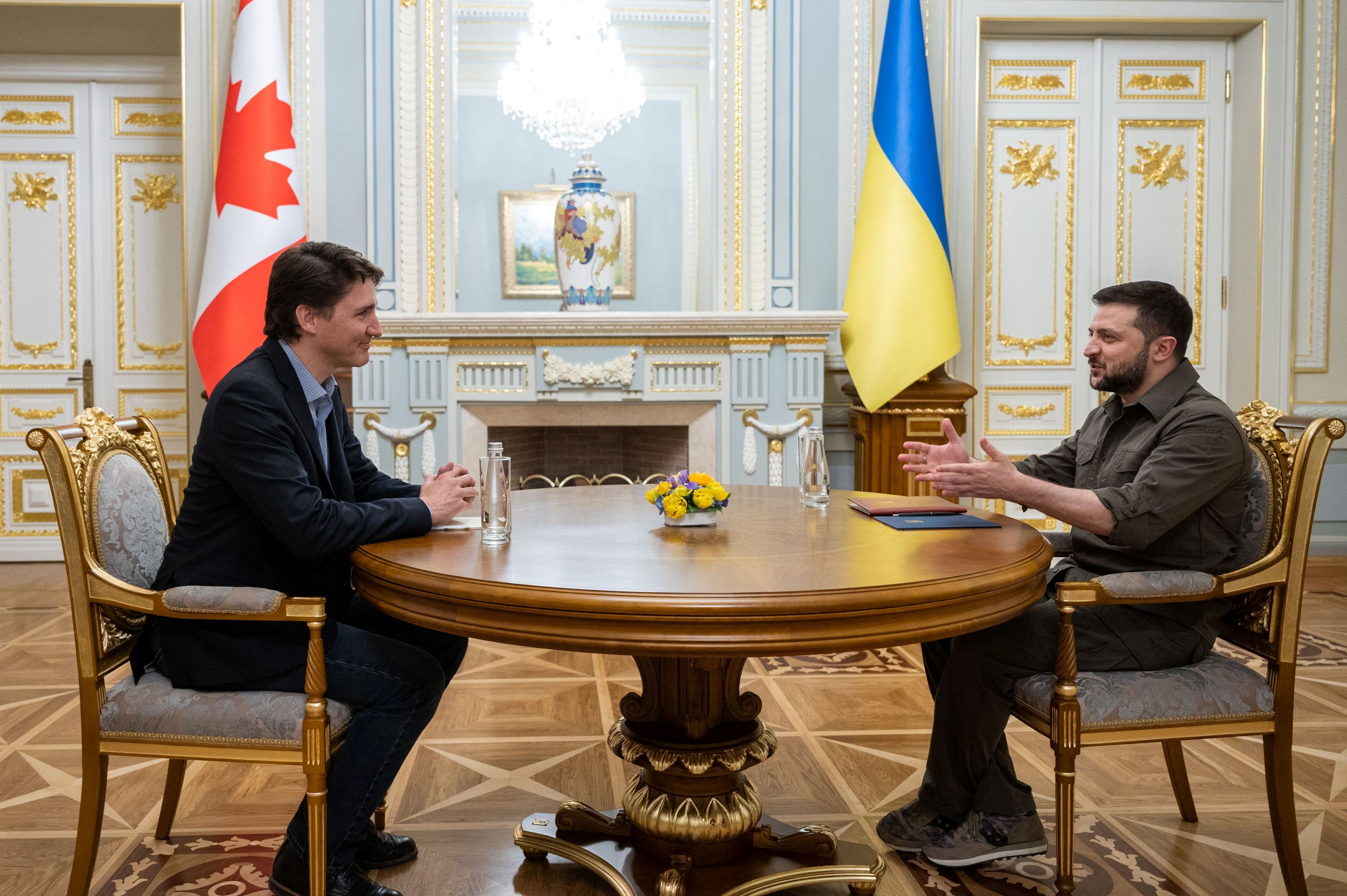 加拿大總理杜魯道(Justin Trudeau)（ 左）8日訪問戰火下的烏克蘭首都基輔，並和澤倫斯基總統(Volodymyr Zelensky)會面。（路透社／達志影像 ）