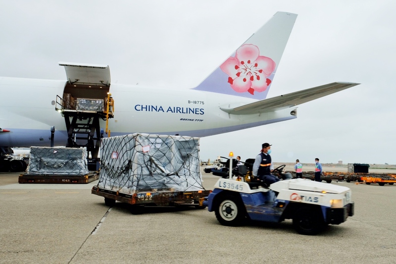 國內今年第一批採購BNT成人劑型疫苗約185萬劑，9日抵達桃園國際機場。 (圖：中央社)