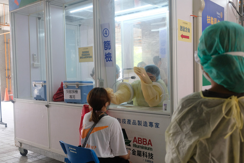 行政院院長蘇貞昌表示，台灣死亡數據相對鄰國低，顯示防疫做法有效。圖為屏東基督教醫院篩檢站。（屏東基督教醫院提供） (圖：中央社)
