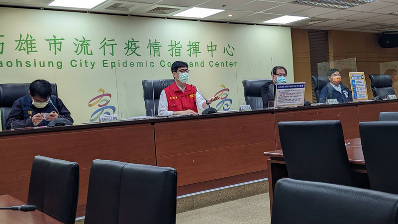 高雄市長陳其邁（左2）9日宣布，11日起防疫關懷包將改採「得來速」方式，匡列居隔的民眾可自行或委託親友持確診者身分證到指定地點領取快篩試劑等物資。 (圖：中央社)