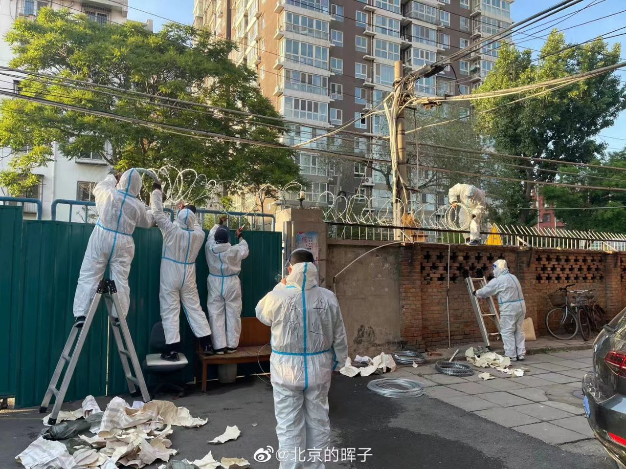 北京漸升高封控行動。圖為豐台區正在社區架設流刺網圍籬。(微博)