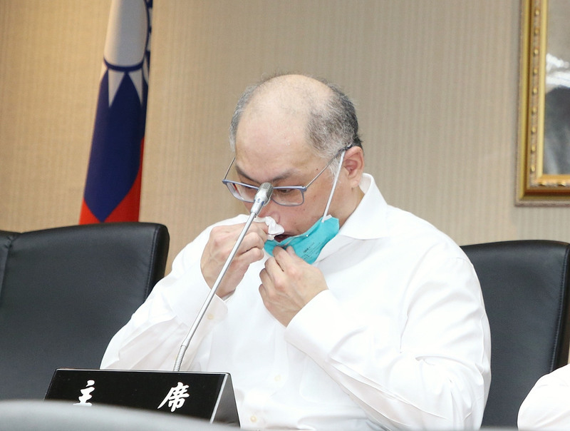 在中國大陸服刑期滿的台灣NGO工作者李明哲日前抵返台灣，10日上午在立法院舉行記者會，向外界的關心表達感謝。會中李明哲出現流鼻水狀況，暫時拉下口罩擦拭鼻子。 (圖：中央社)