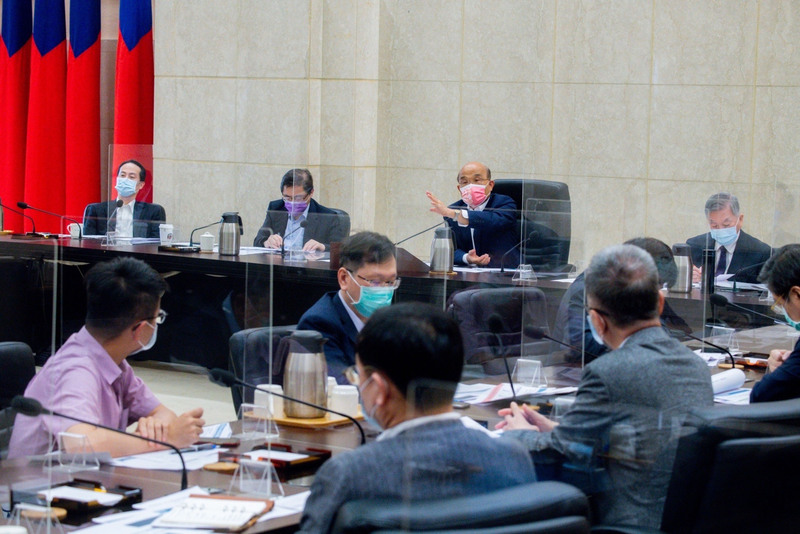行政院長蘇貞昌10日主持擴大防疫會議，要求持續增購快篩試劑，並且縮短到貨時間。（行政院提供） (圖：中央社)