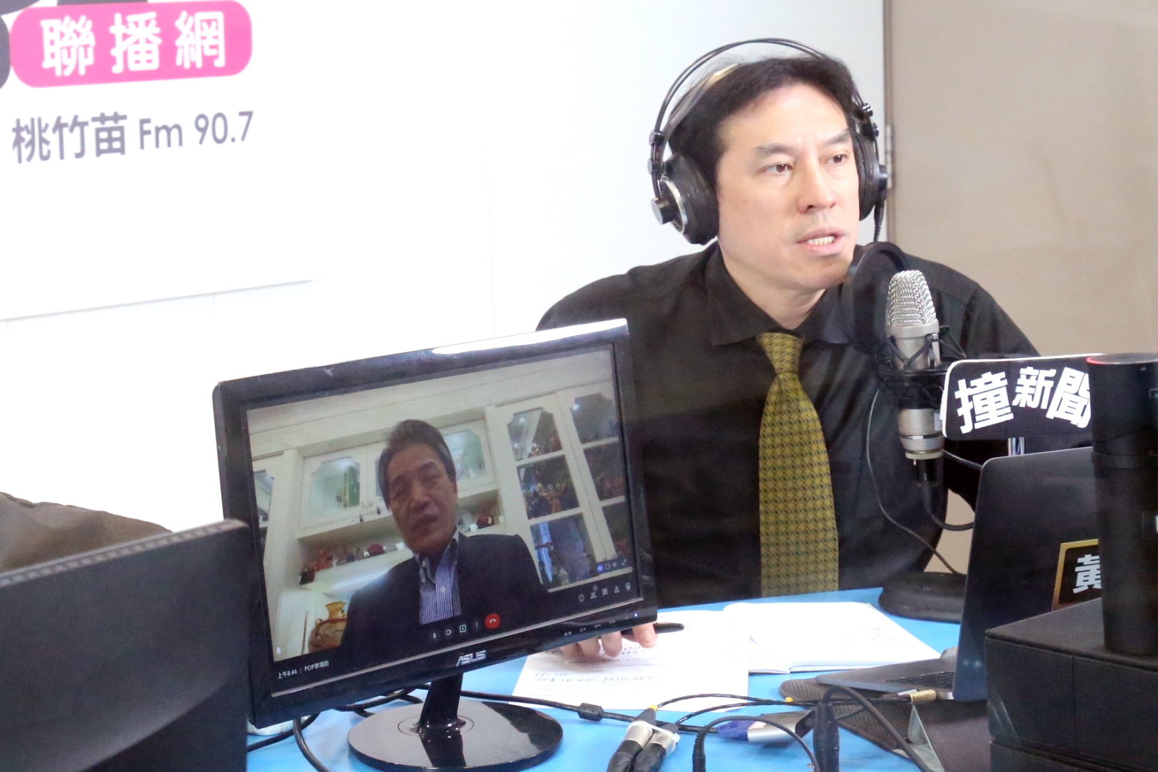 監察院副院長被提名人李鴻鈞(左)接受廣播節目主持人黃暐瀚視訊專訪，強調自己不是變來變去的人。(《POP撞新聞》節目提供)