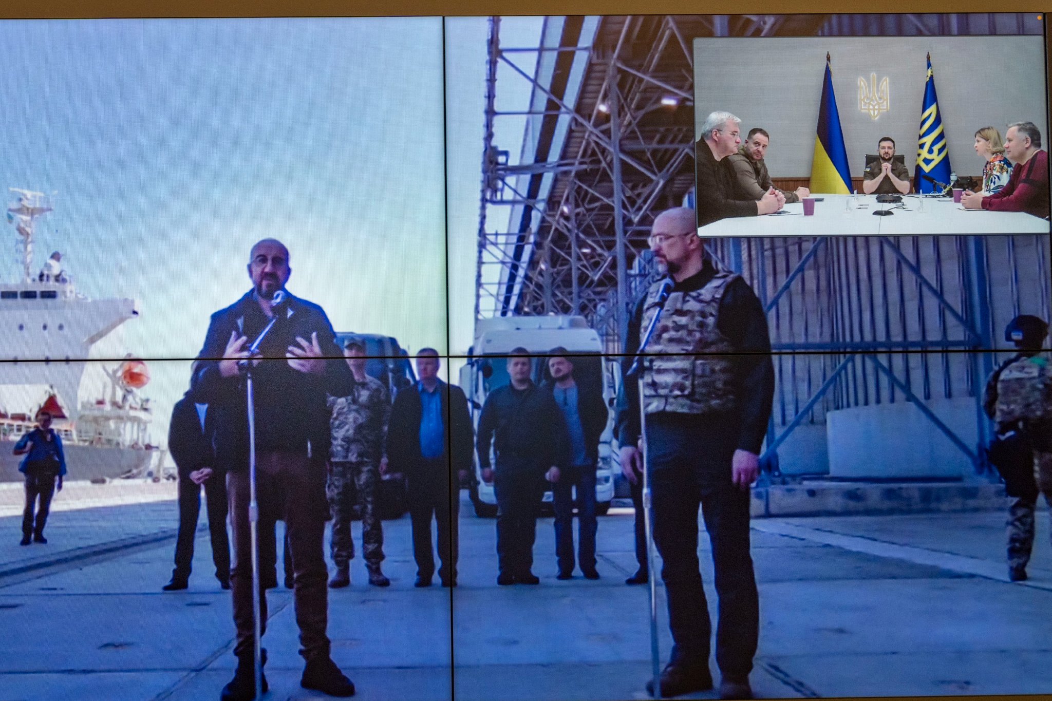歐洲理事會(European Council)主席米歇爾(前左)9日無預警訪問烏克蘭南部港市敖德薩(Odessa)，並與烏克蘭總理什米加爾(Denys Shmygal)(前右)會談，以及與總統澤倫斯基等人視訊。（FB/Володимир Зеленський)