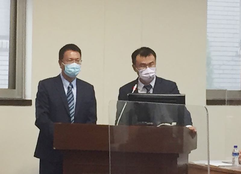 疫情嚴峻，台北農產運銷公司執行以篩代隔防疫措施傳出黑數。農委會主委陳吉仲（右）11日在立法院經濟委員會表示，可請北農抽檢，若查到黑數，除了可以停止交易，還可以撤銷承銷人執照因應。左為北農總經理翁震炘。(圖：中央社)