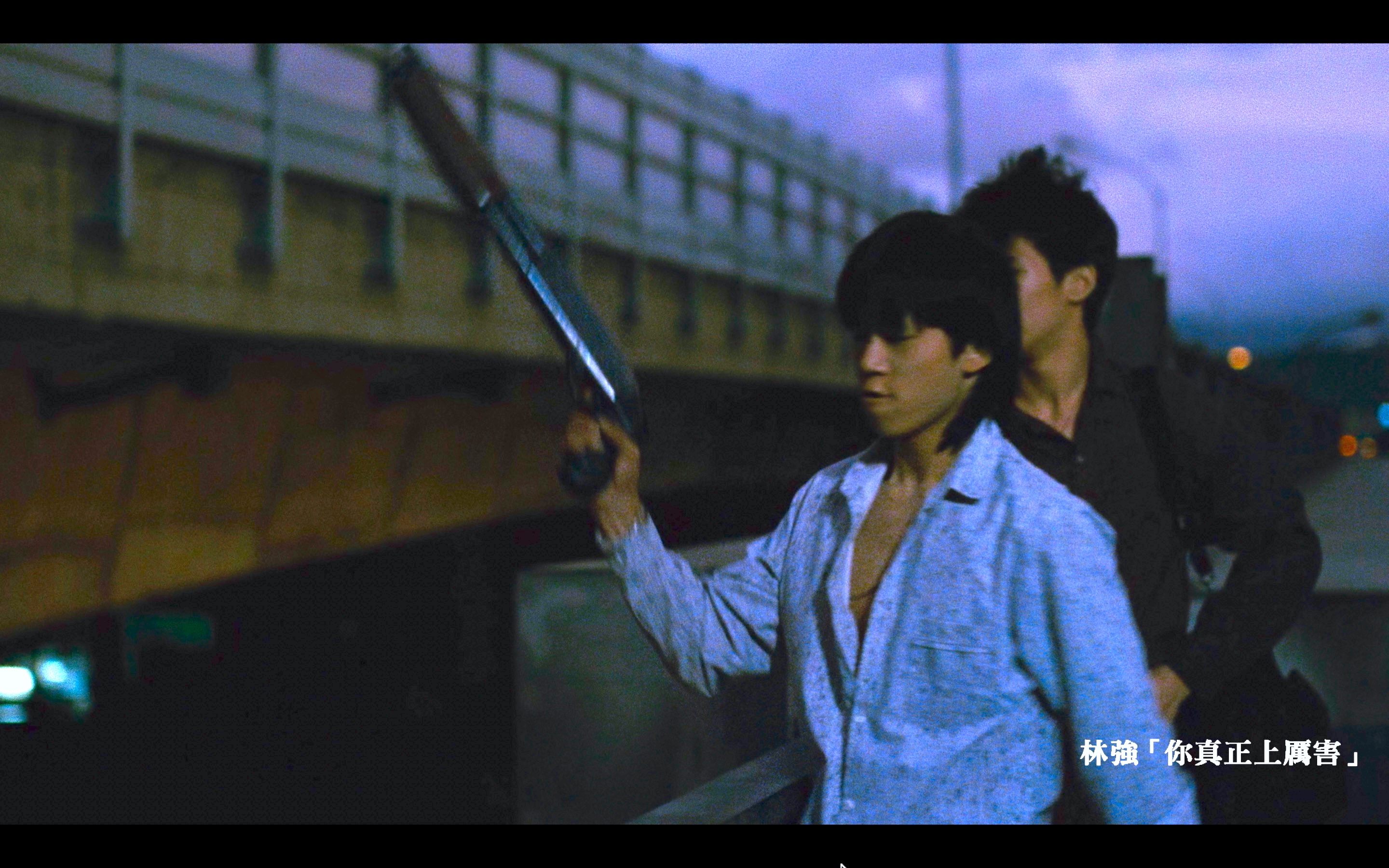 台灣黑幫電影《少年吔，安啦！》問世30週年， 4K修復版預告曝光，顏正國持「鴨頭」經典畫面再現。(圖／牽猴子提供)