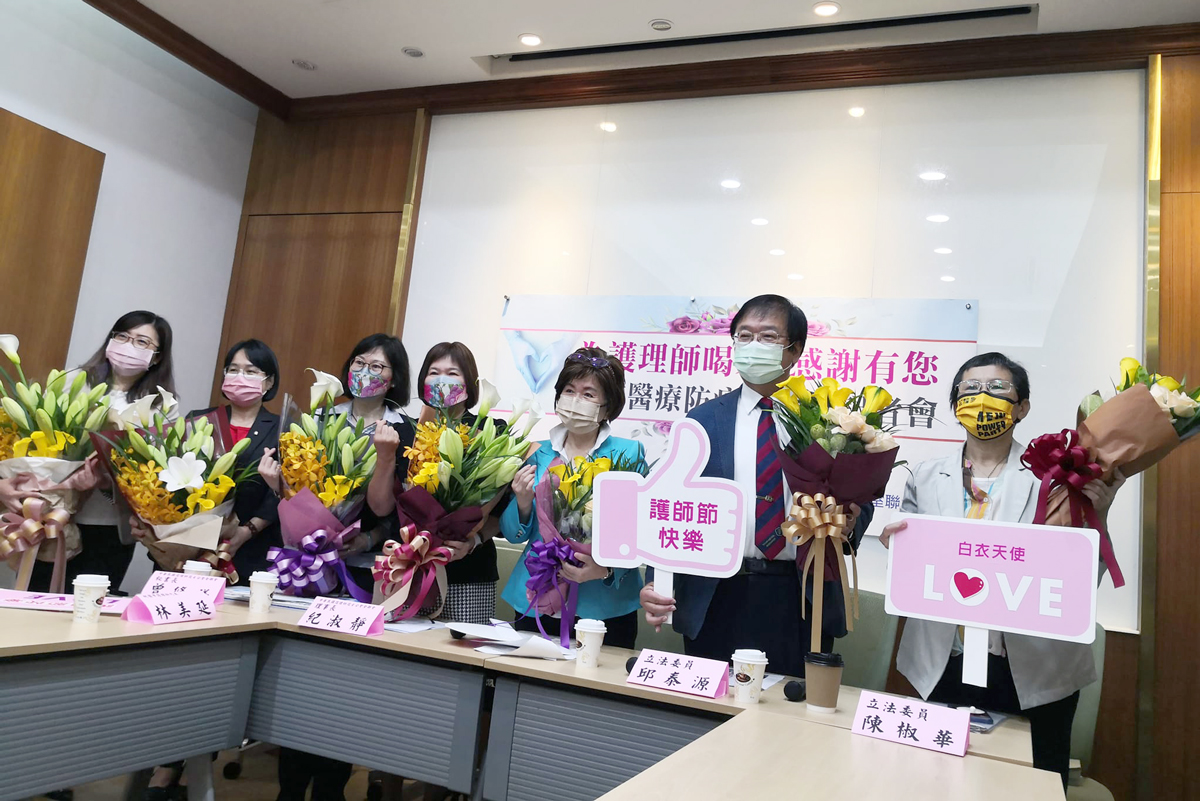 國際護師節前夕 跨黨派立委送海芋為護理師打氣爭取權益(記者劉玉秋／攝)
