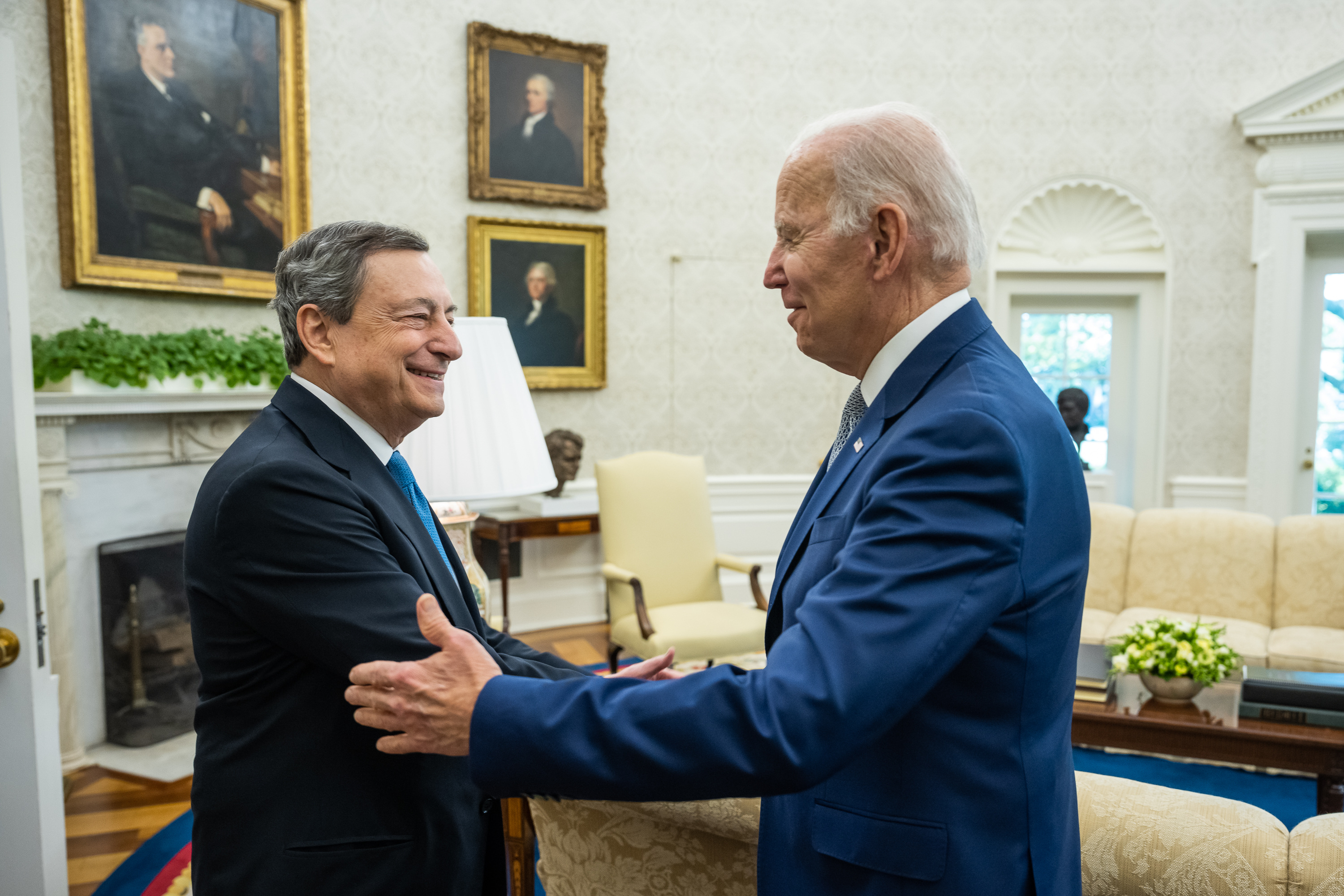 美國總統拜登(Joe Biden)10日在白宮會見義大利總理德拉吉(Mario Draghi)。 (圖:推特@POTUS)