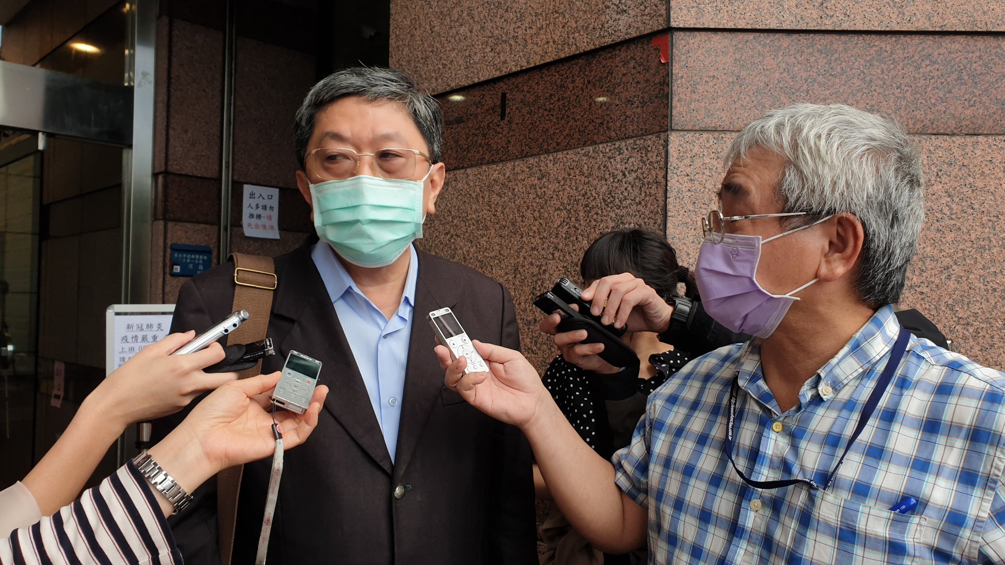民進黨中常會11日邀請邀請台大兒童醫院主治醫師李秉穎以「新冠病毒防疫」為題進行專案報告（劉玉秋攝）