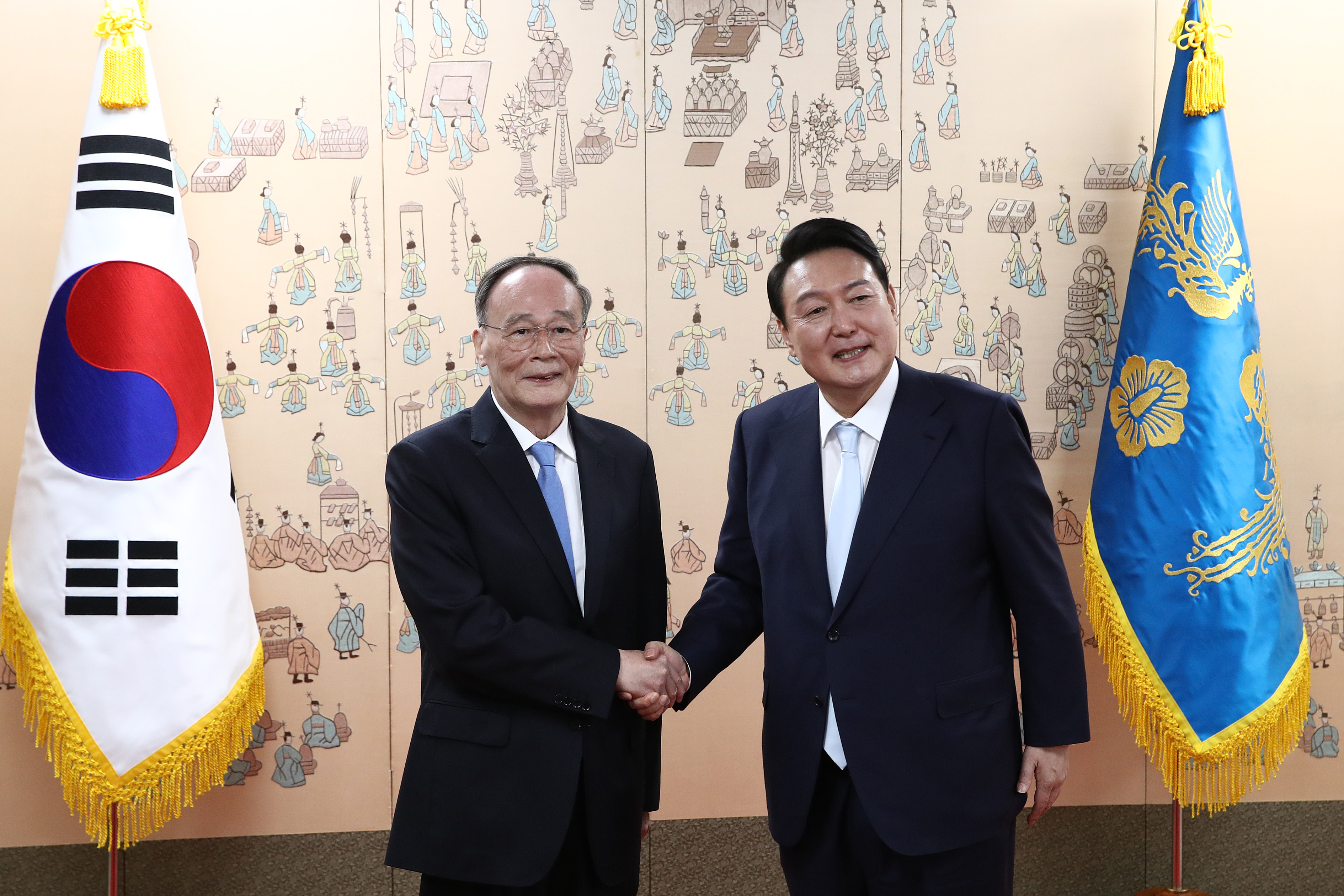 中國國家副主席王岐山10日拜會南韓總統尹錫悅。 (AFP)