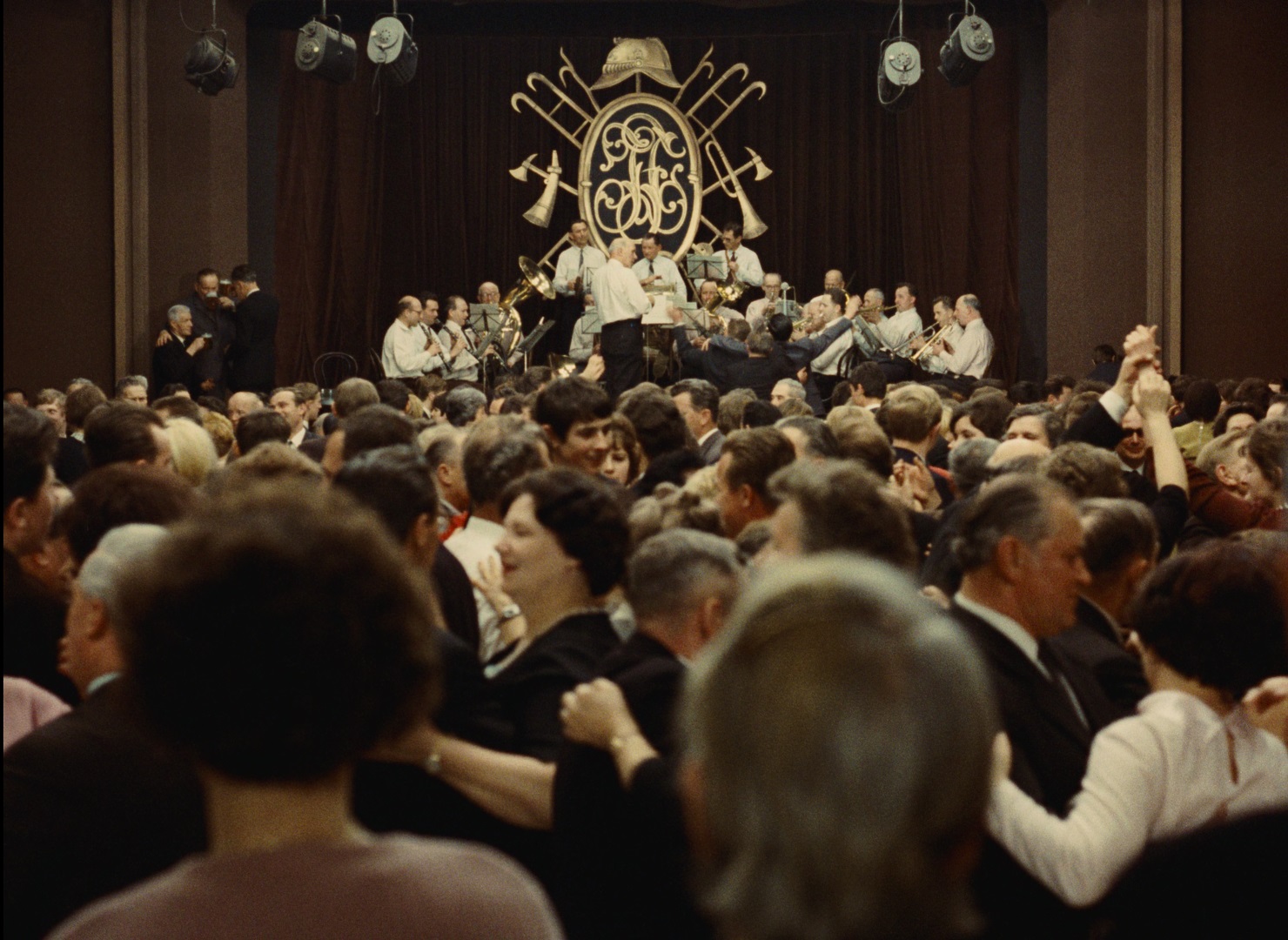 台北金馬影展執行委員會推出「2022金馬經典影展：捷克斯洛伐克電影黃金時代」，將於7、8月在台北、台中展開。圖為導演米洛斯福曼作品《消防員的舞會》。(金馬執委會提供)