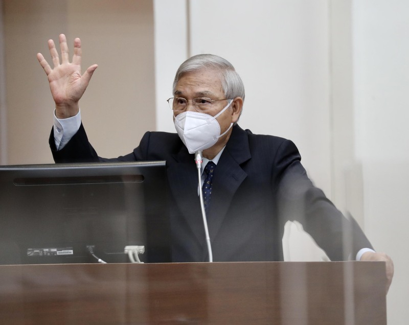 中央銀行總裁楊金龍12日列席立法院財政委員會，就「我國央行是否跟進美、歐、英、澳等國採行包含升息等貨幣緊縮政策，並調整房地產市場選擇性信用管制措施」進行專題報告，並備質詢。 (圖：中央社)