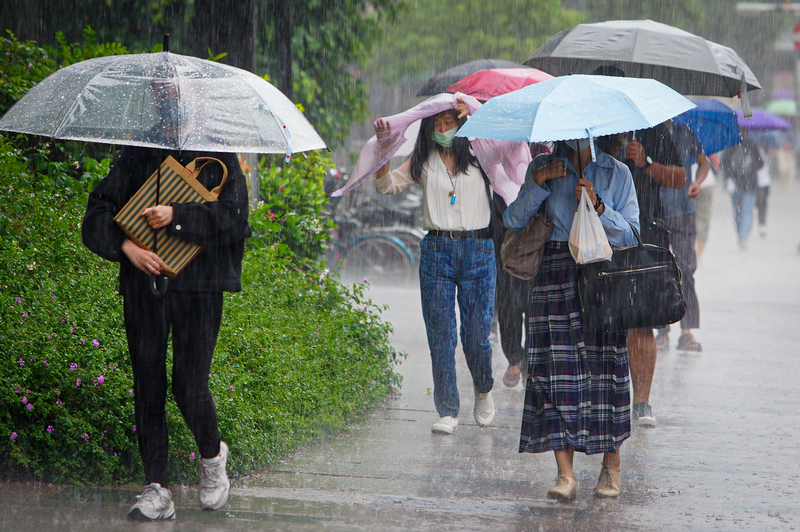 今晚至明天全台雨勢可能加大，西半部、東北部易有局部陣雨。 (圖：中央社)