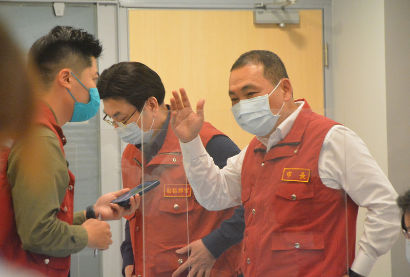 新北市長侯友宜(右)表示，守護人民健康，一刻都不能等待。(資料照／中央社)
