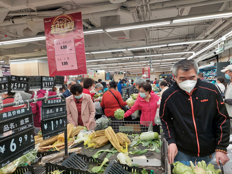 網上有傳言稱北京將進入3天靜默，北京地區多個生鮮電商平台出現運力不足，超市也湧現人潮。(圖：中央社)
