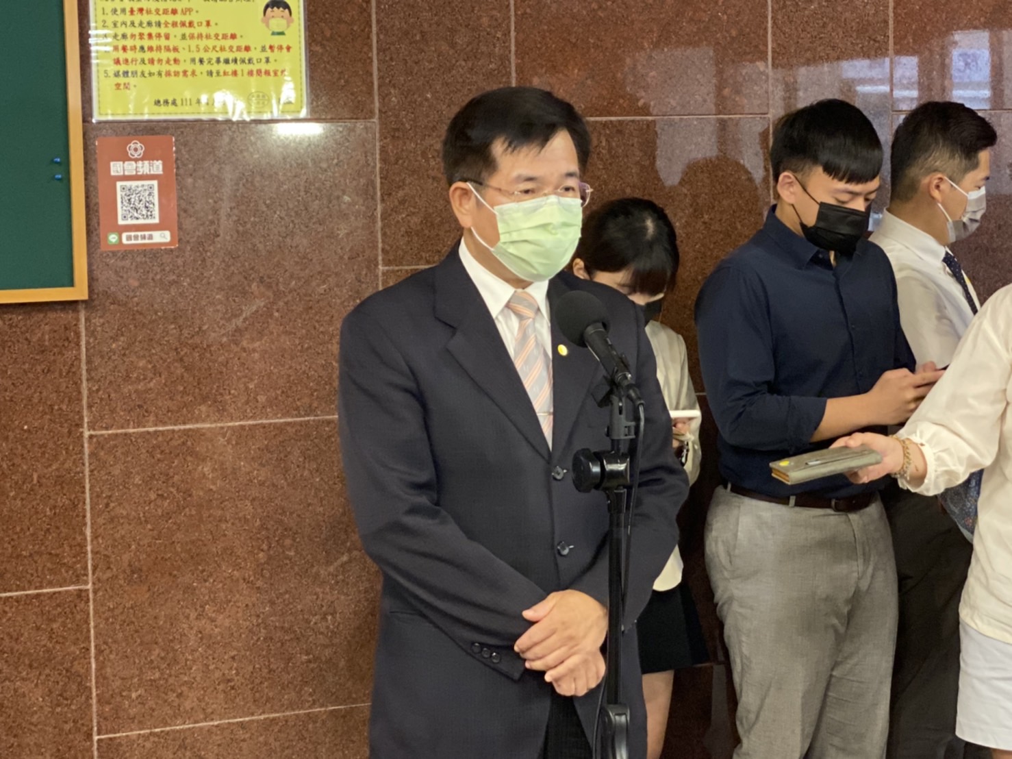 教育部長潘文忠說明中學「九宮格」停課議題。(教育部提供)