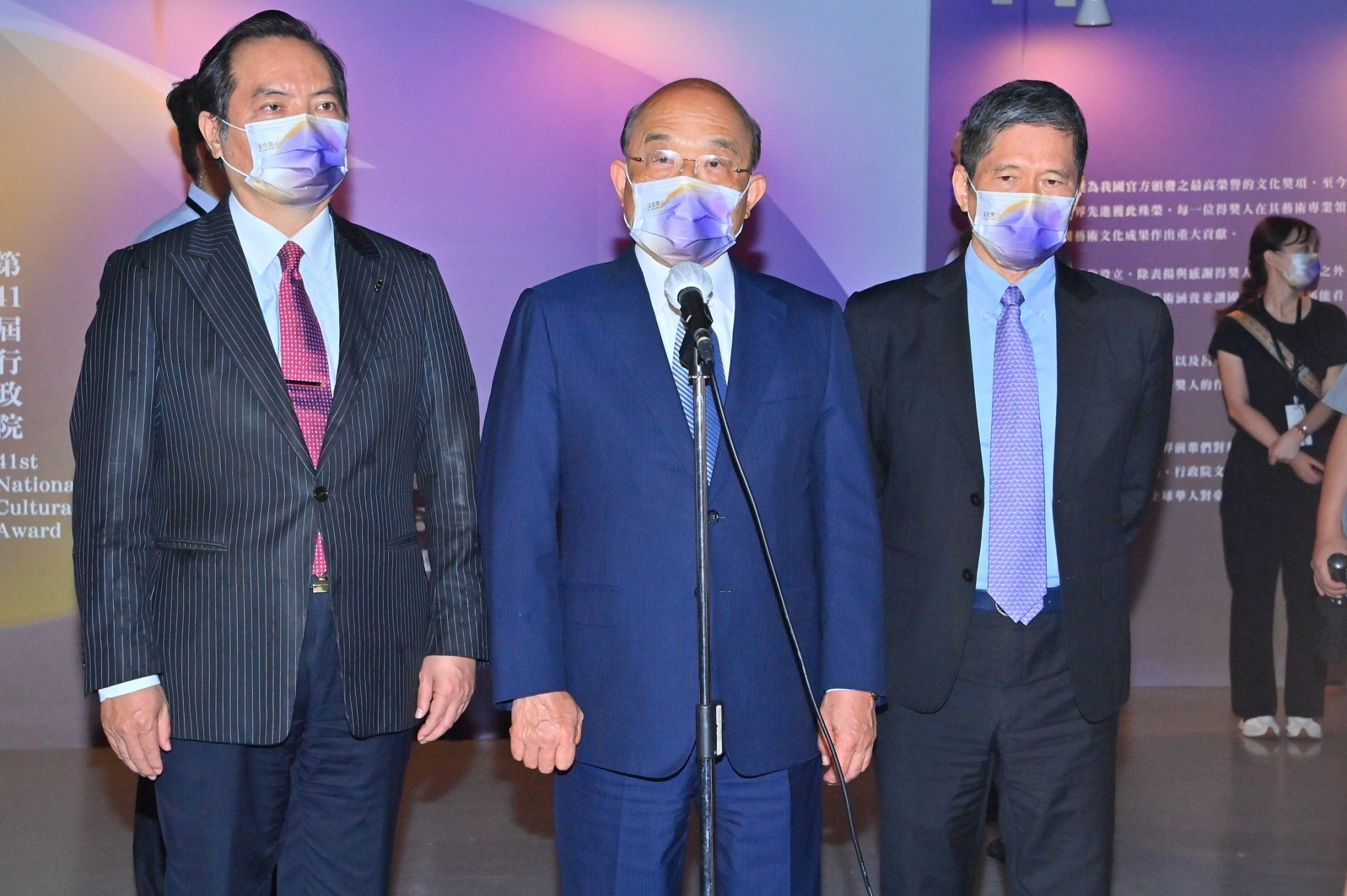 行政院長蘇貞昌表示，指揮官陳時中不眠不休防疫，沒聽過他談選舉。(行政院提供)