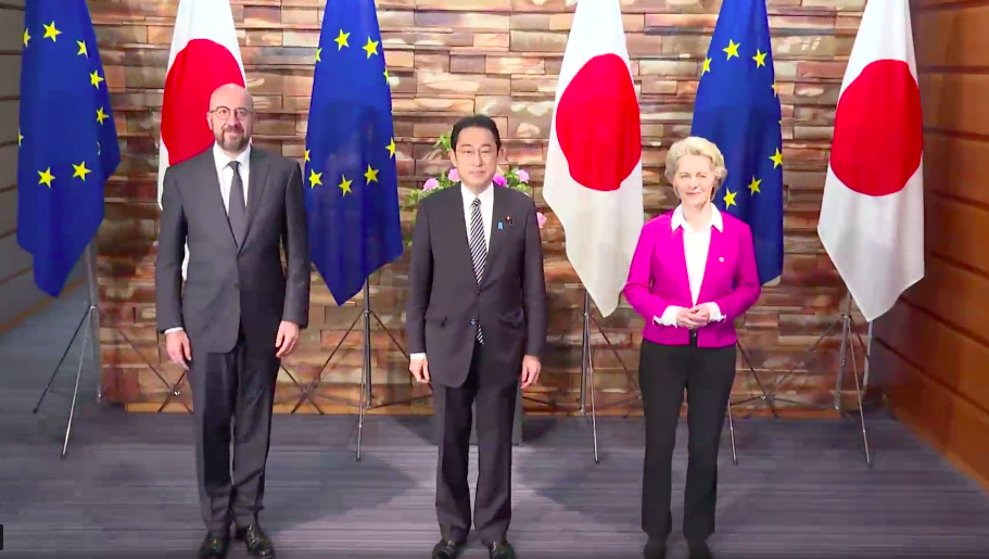 歐盟執行委員會(European Commission )主席范德賴恩(Ursula von der Leyen)(右 )、歐洲理事會(European Council)主席米歇爾(Charles Michel)(左)和岸田文雄(中)在東京舉行的聯合記者會。（圖:consilium.europa.eu)
