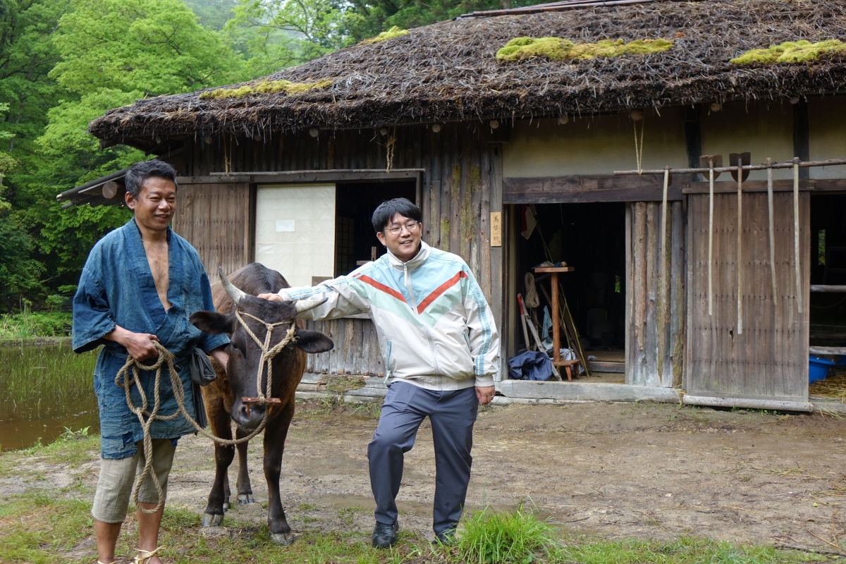 台日美合製電影《黑之牛》開鏡，日本新銳導演蔦哲一朗(右)開心與台灣演員李康生(左)合作。((photo credit ／BLACK OX production committee)