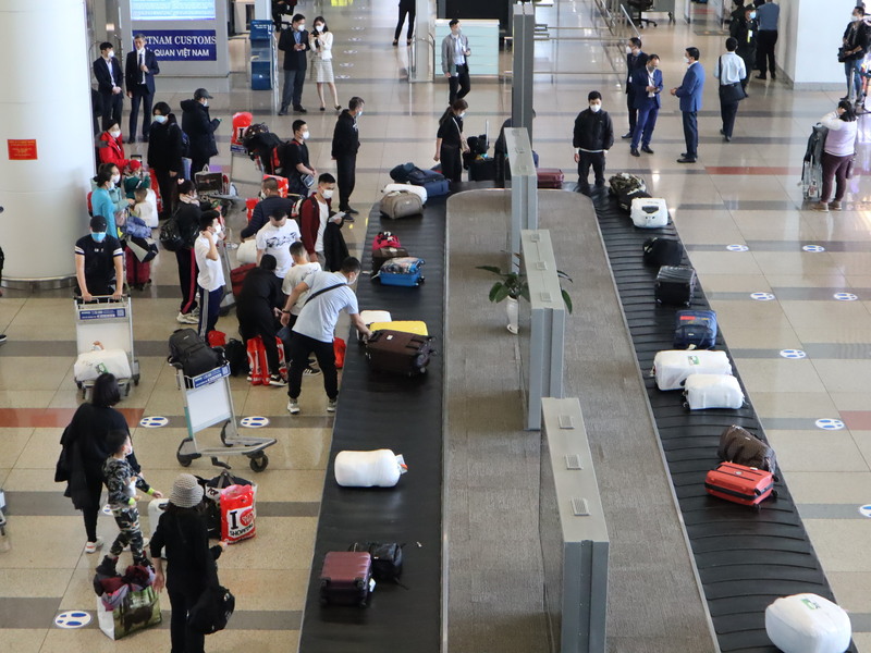 越南「與病毒共存」政策持續推進，自15日起，將暫停有關旅客入境越南前須做COVID-19篩檢的要求。圖為入境越南正在領取行李的國際旅客。 (圖：中央社)