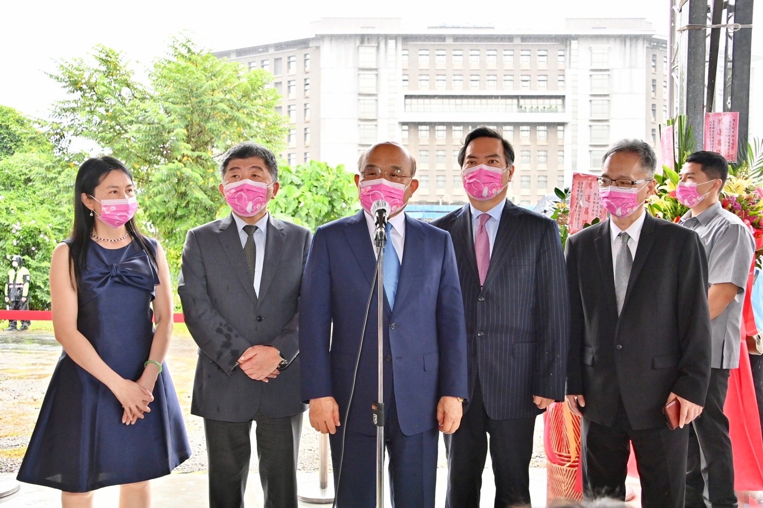 行政院長蘇貞昌(中)回應快篩實名制議題。(行政院提供)