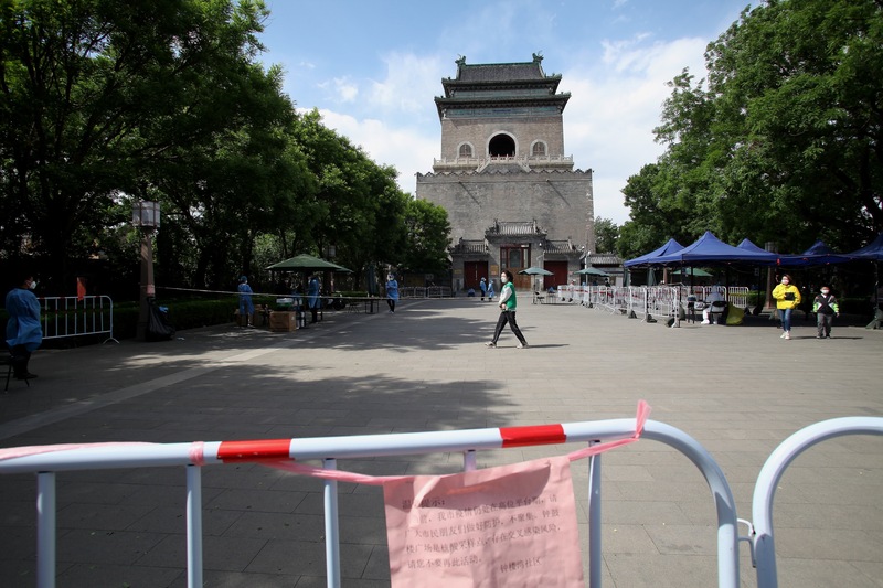 圖為5月中旬，即使在北京景點鐘樓外，也設有核酸篩查站。 (圖：中央社)