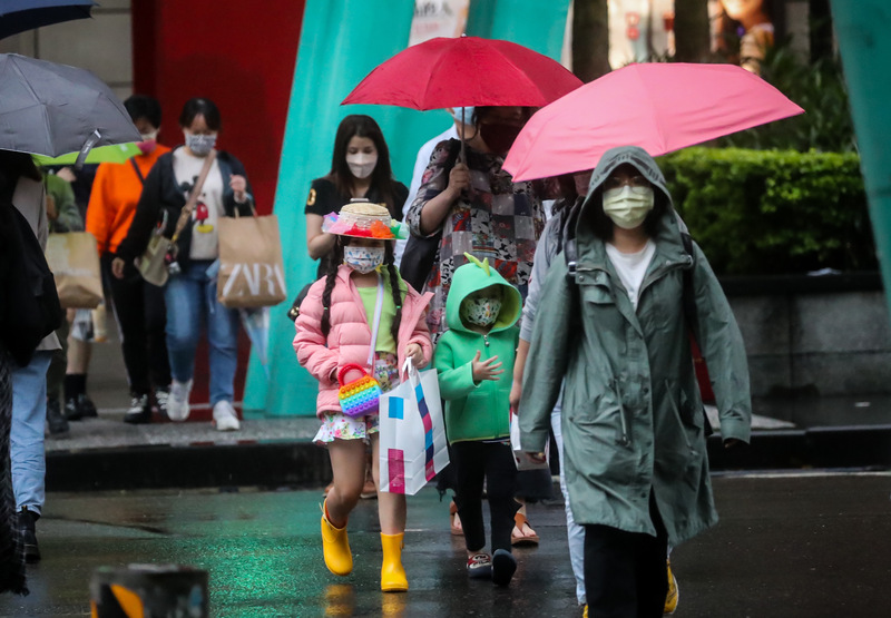 中央氣象局今天(15日)晚間針對12縣市發布豪、大雨特報。(圖：中央社)