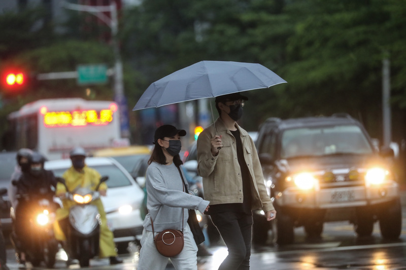 中央氣象局今天(15日)晚間更新豪雨特報。(圖：中央社)