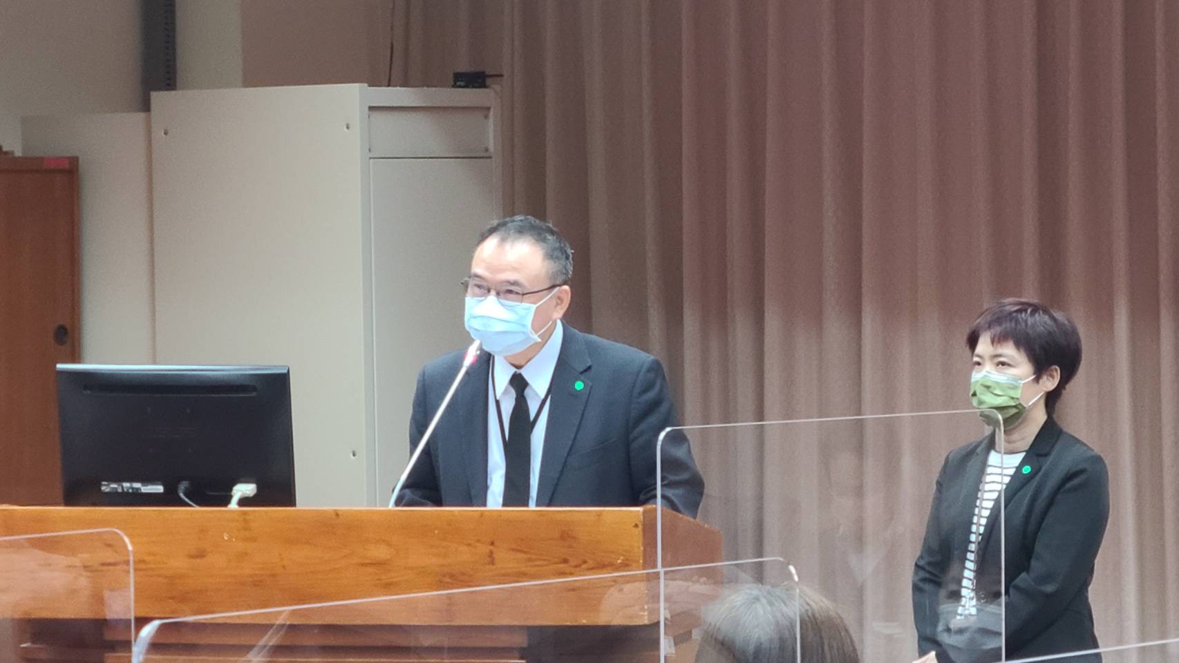 文化部次長蕭宗煌16日在立法院教委會上，針對「影視與劇場工作安全應如何落實職業安全衛生相關法規」進行專題報告。(江昭倫 攝)