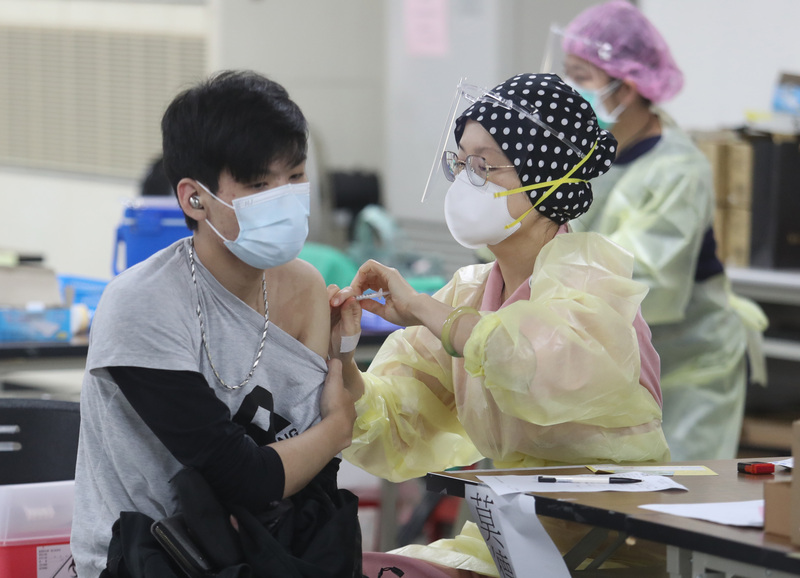 確診者的同住家人居家隔離規定再放寬，完整接種3劑COVID-19疫苗者，17日起從3+4改0+7天，民眾免居隔但7天自主防疫期間若需外出，須有2天內快篩陰性證明。圖為民眾16日在台北市立聯合醫院忠孝院區接種疫苗。 (圖：中央社)