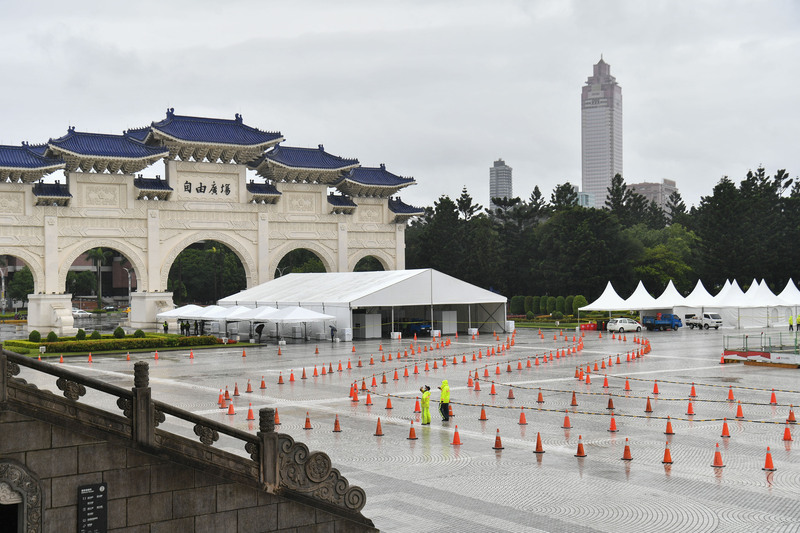 中正紀念堂車來速篩檢站17日正式啟用。(圖：中央社)