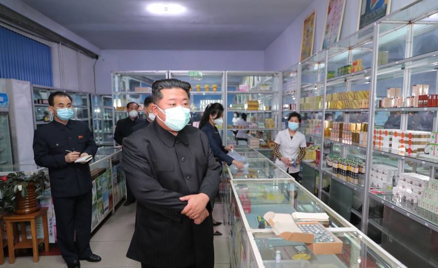 圖為北韓領導人金正恩視察平壤大同江區的一家藥局。(微博)