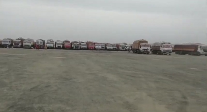 印度突然宣布小麥禁止出口，導致約有4,000輛小麥卡車被困在港口外等待。(圖擷自YouTube)