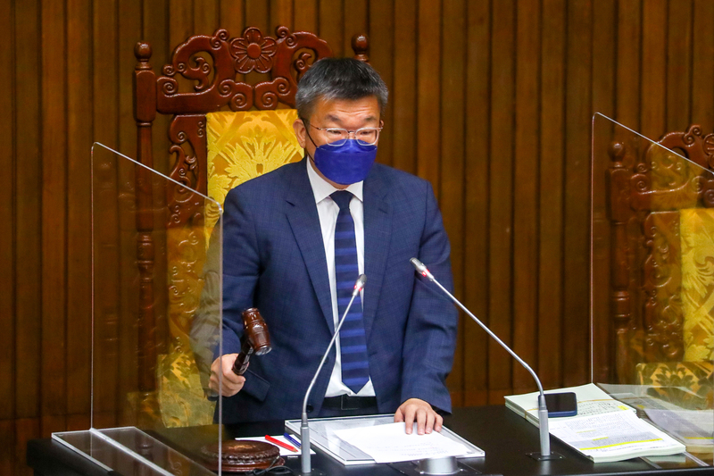 立法院副院長蔡其昌17日敲槌宣布三讀修正通過促進轉型正義條例部分條文，規定促轉會依規定解散後，行政院應設推動轉型正義會報，由行政院長擔任召集人，並增訂6大部會承接應辦理的轉型正義事項。 (圖：中央社)