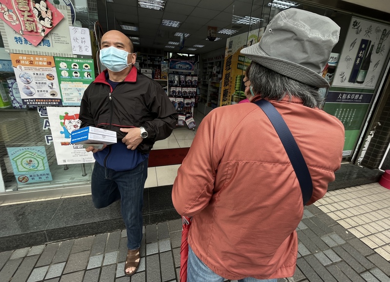 民眾排隊搶快篩試劑的現象稍退。圖為台北市北投區藥局民眾購買快篩試劑。(圖：中央社)