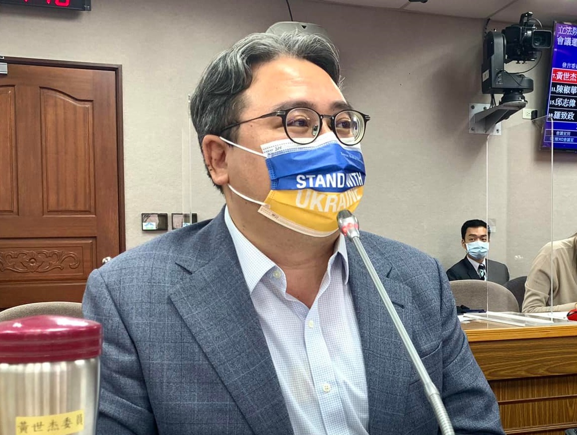 民進黨發言人黃世杰表示，民進黨支持林智堅繼續捍衛清白，向社會澄清與說明相關案情。(圖：黃世杰臉書)