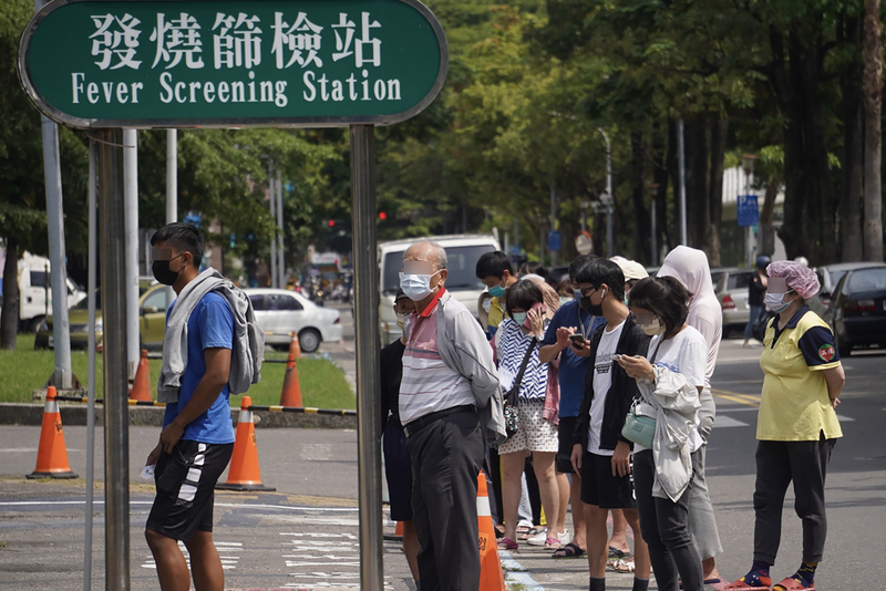 衛福部估國內疫情5月下旬達高峰，圖為在18日，民眾前往高雄民生醫院社區篩檢站等待採檢。 (圖：中央社)