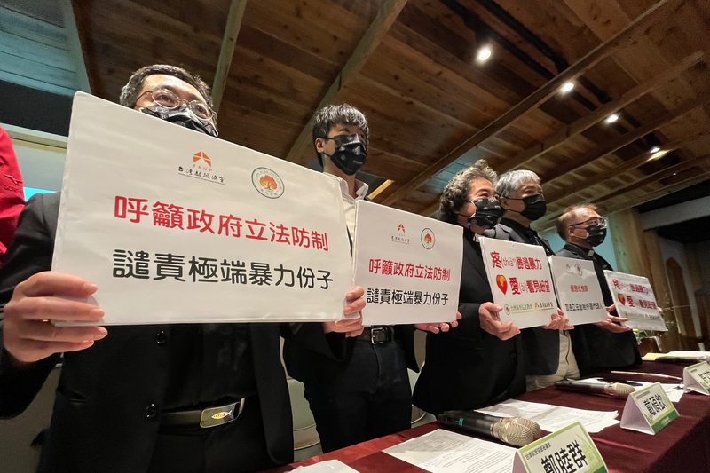 台灣基督長老教會、台灣教授協會18日舉行「南加州台僑禮拜遭恐攻  籲政府遏止中國在台打手」記者會，呼籲政府正視在台灣某些統派團體所散播的仇恨言論，並譴責暴力。 (圖：中央社)
