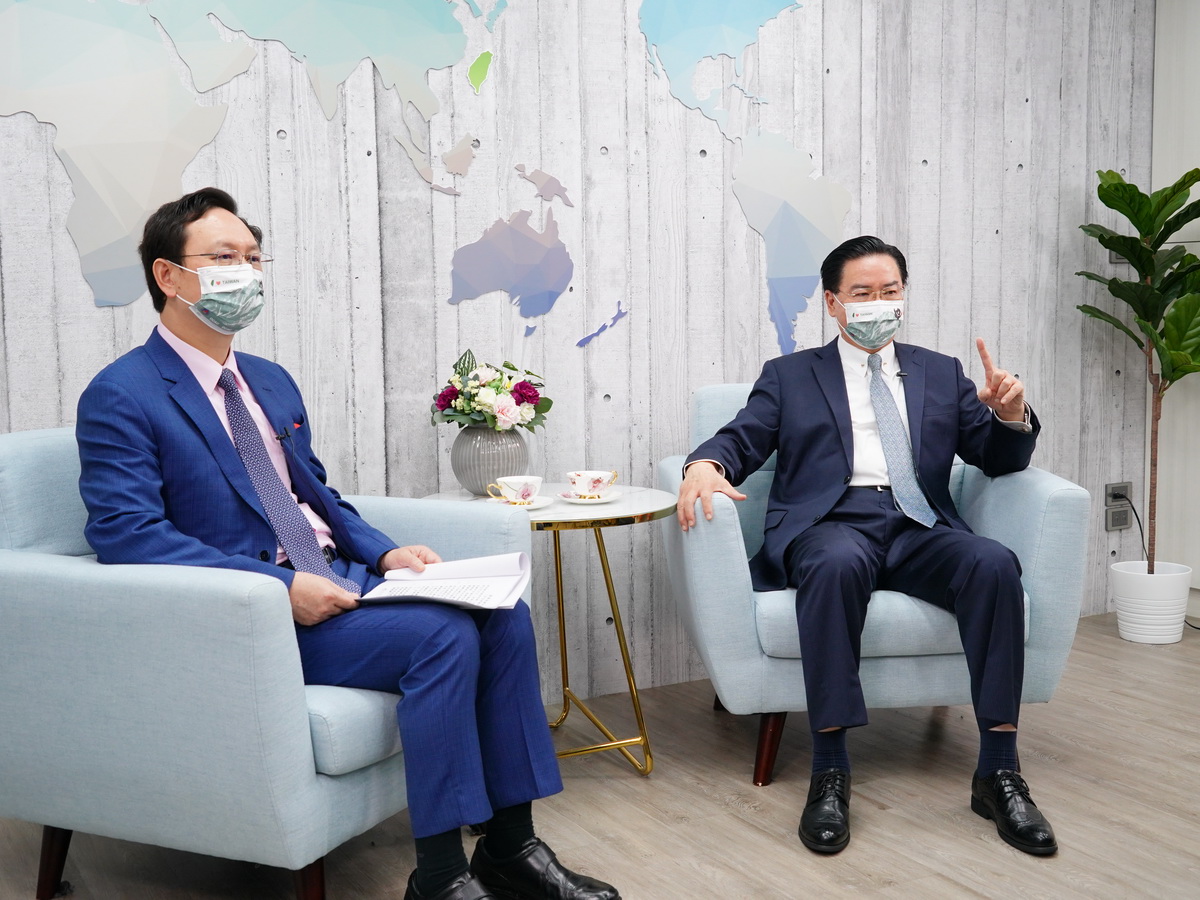 外長吳釗燮(右)與僑委會委員長童振源(左)在僑委會直播節目中，對談公私協力推動台灣參與國際社會 (外交部提供)