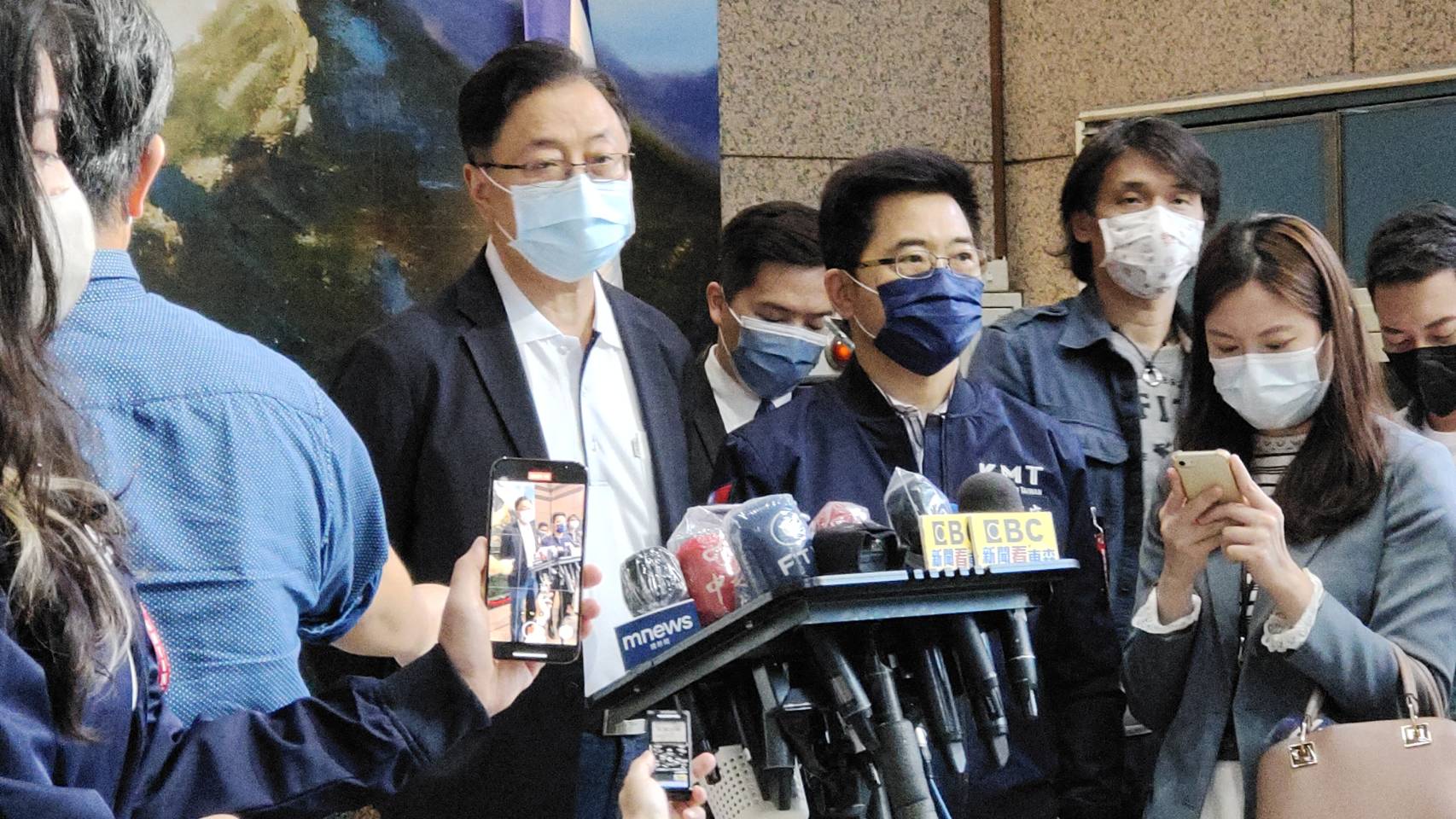 前行政院長張善政(左)表示，桃園是台灣的心臟，有機會成為世界智慧科技之都。(王韋婷攝)