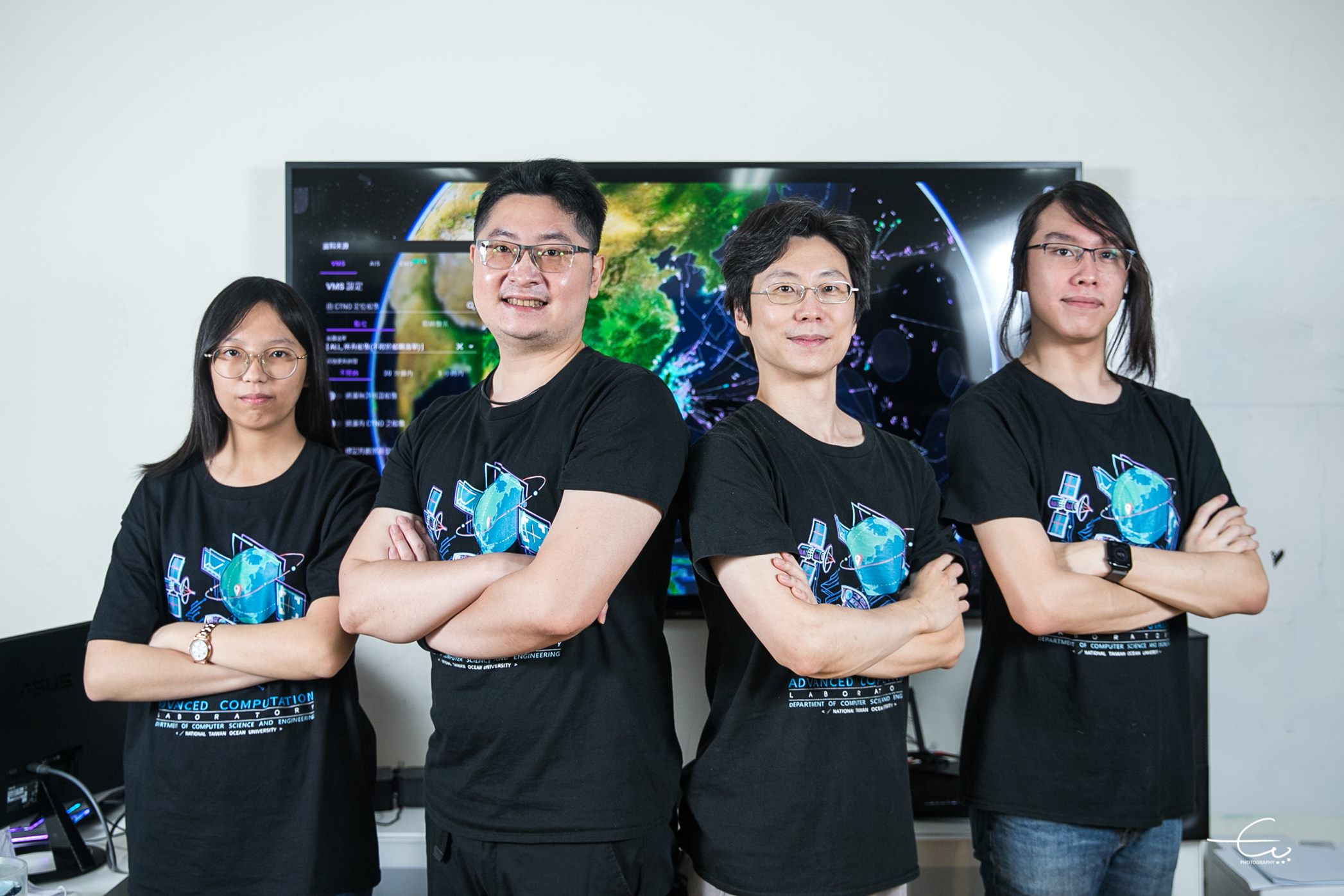 台灣海洋大學副教授許為元(右二)帶領研究團隊「讓漁工與世界接軌」。(台灣海洋大學提供)