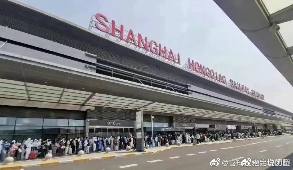 上海分階段解封後，上海虹橋車站湧入大批民眾等著離開。（微博）