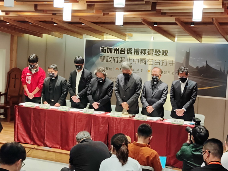 台灣基督長老教會、台灣教授協會18日在濟南教會舉行記者會，首先為在南加州槍擊案不幸身亡的台裔醫師鄭達志默哀 (央廣記者王照坤 攝)