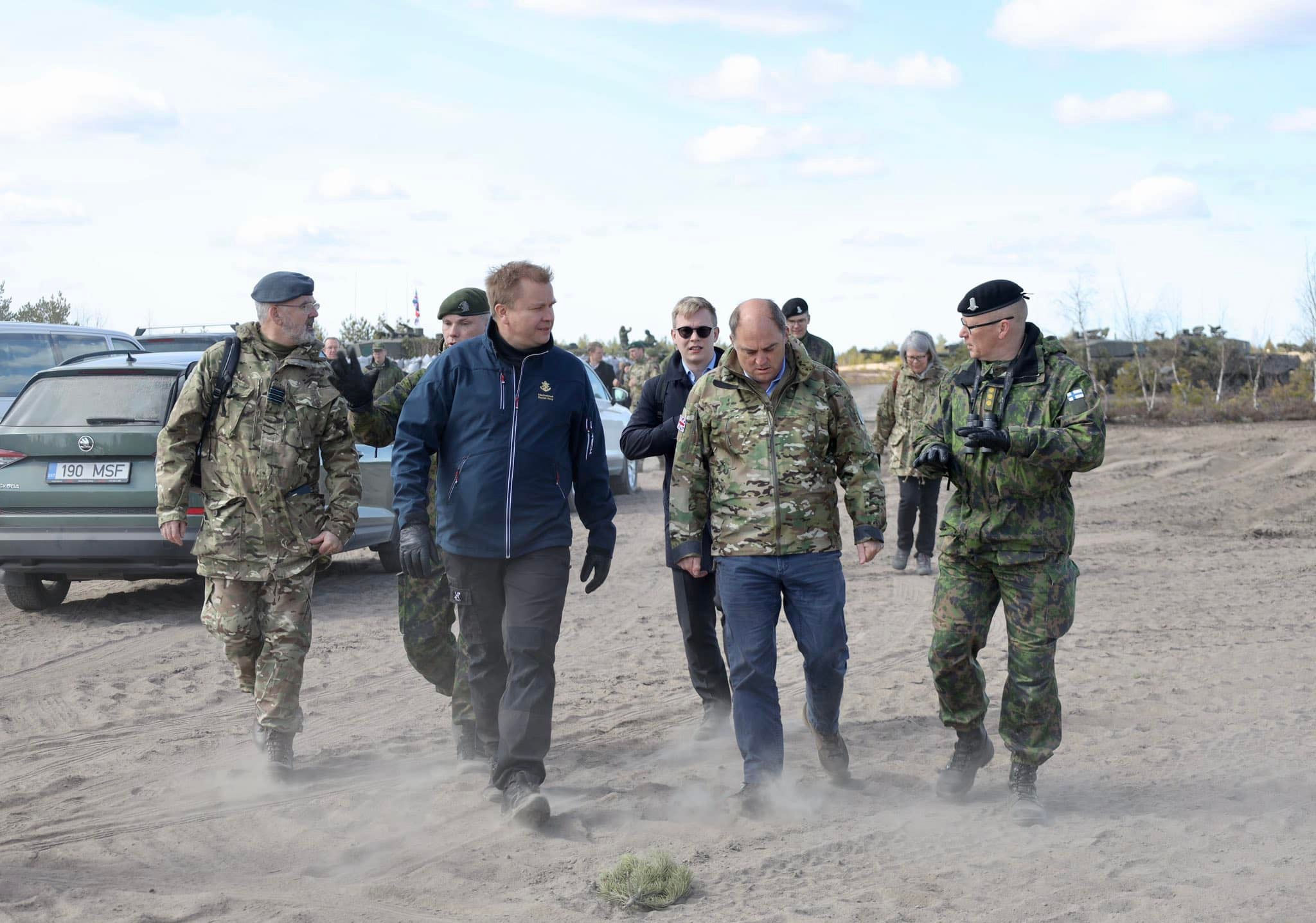 芬蘭國防部長凱科寧(前排左1)授權為聯合採購小型武器作準備。(圖：凱科寧臉書)