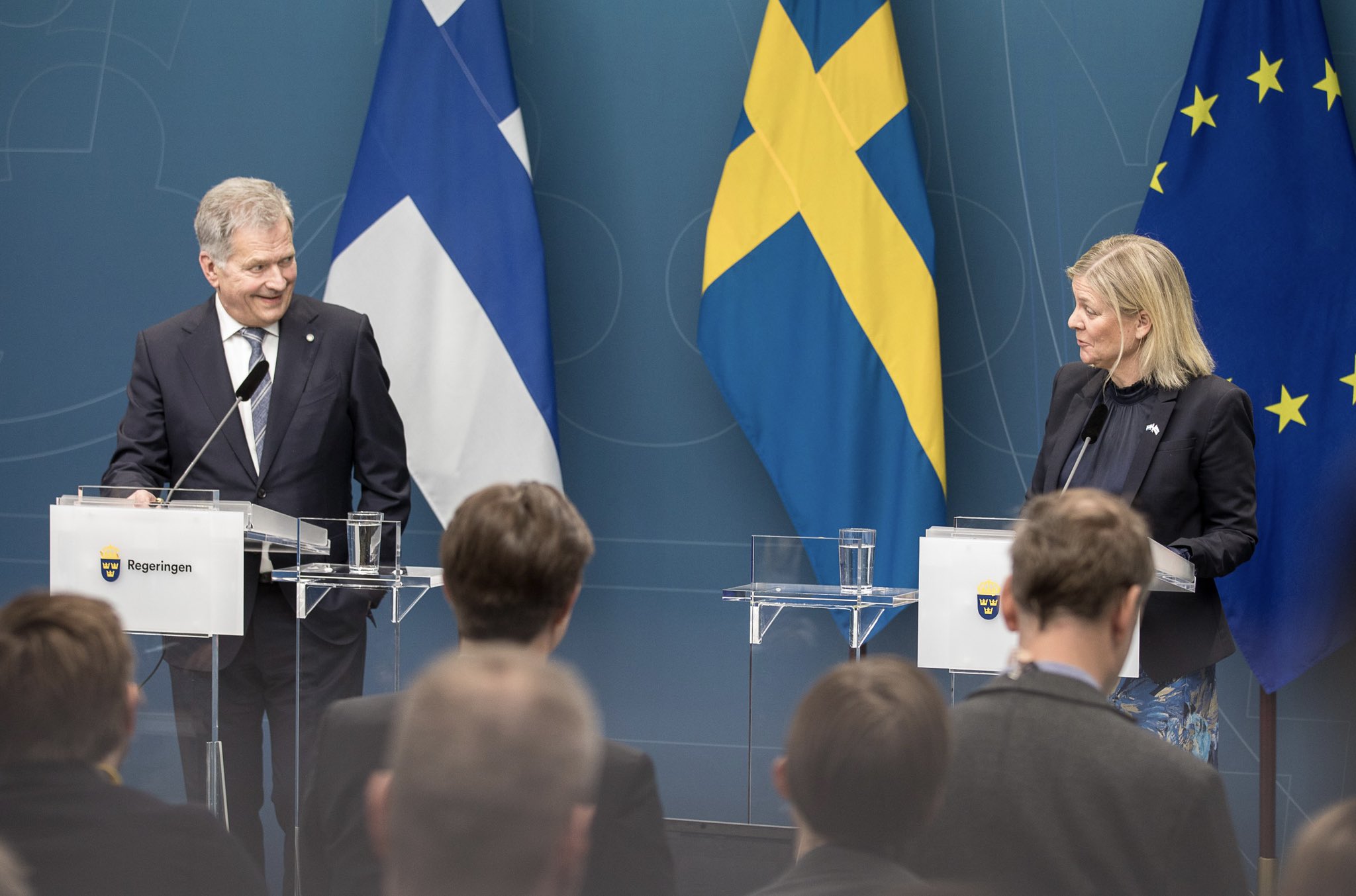 瑞典總理安德森(Magdalena Andersson,右)17日和芬蘭總統尼尼斯托(Sauli Niinisto)共同召開記者會。 (圖:取自尼尼斯托推特)
