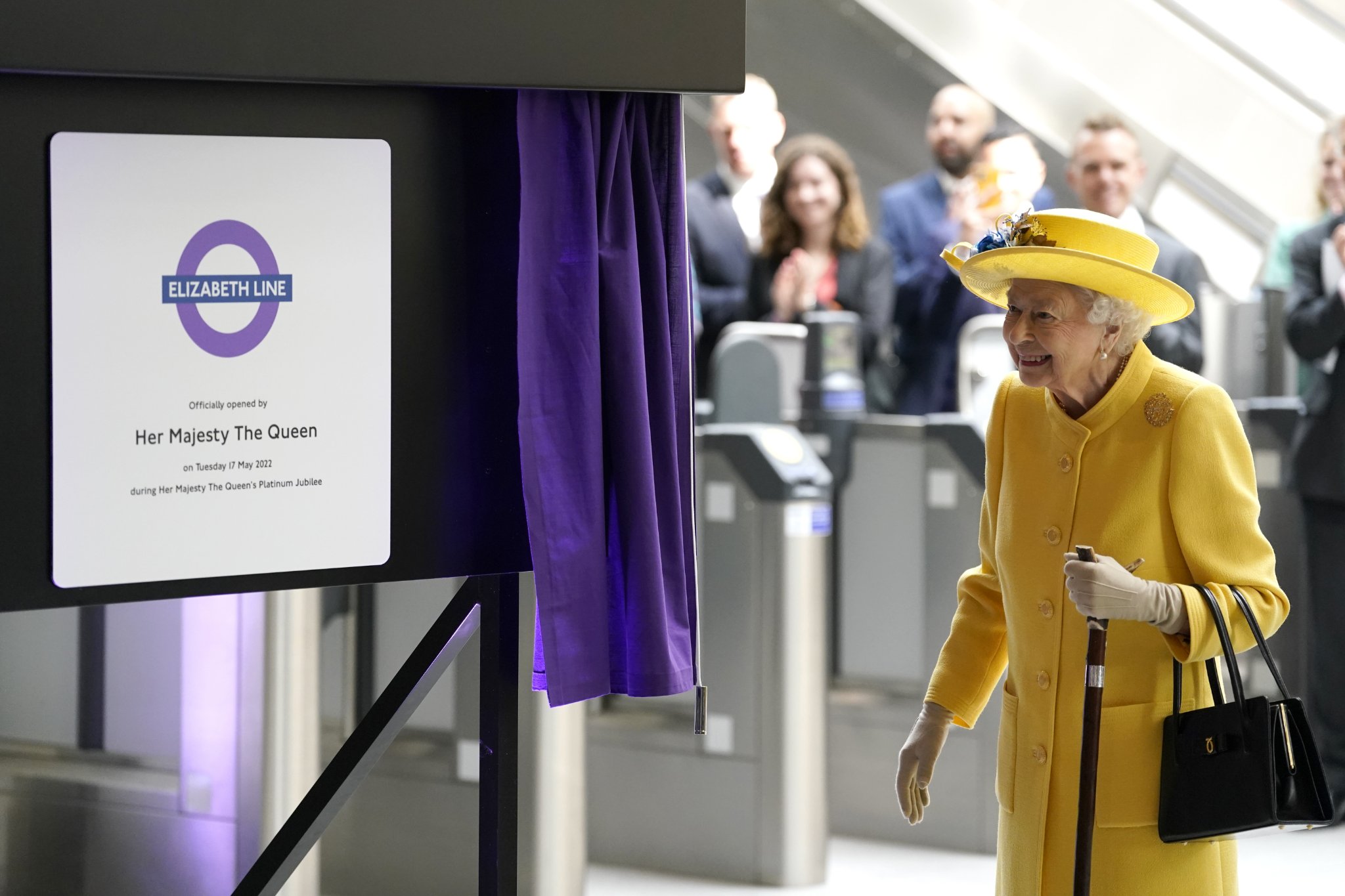 英國女王伊莉莎白二世（Queen Elizabeth II）17日視察以她為名、通車在即的倫敦最新地鐵路線。(圖:英國王室)