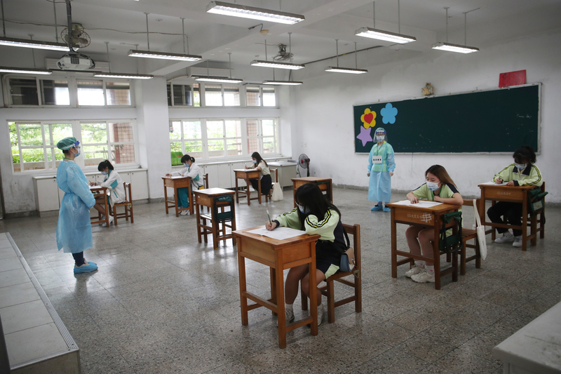 國中會考在即，針對居家隔離、居家檢疫、自主防疫及現場發燒或有呼吸道疾病的考生，設置「第二類備用試場」，試場內座位配置拉開考生間社交距離。 (圖：中央社)